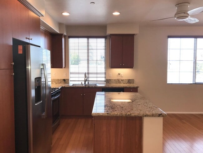 Building Photo - Located in the very popular northwest area in Glendale