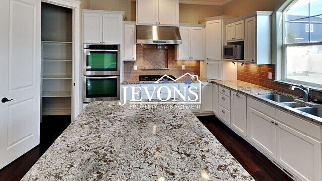Foto del edificio - $1,000 Rent Credit - Spacious home with fully equipped kitchen, private backyard, 3-car garage, a...
