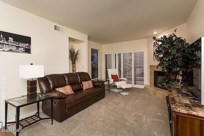 Foto del edificio - 8651 E Royal Palm Rd