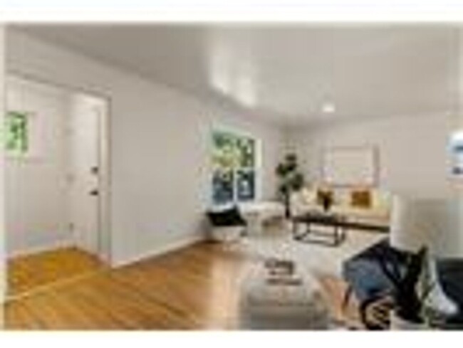 Building Photo - Beautifully Renovated 3-Bed, 2-Bath Home i...