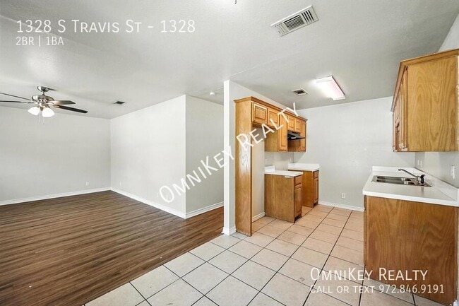 Building Photo - 1328 S Travis St