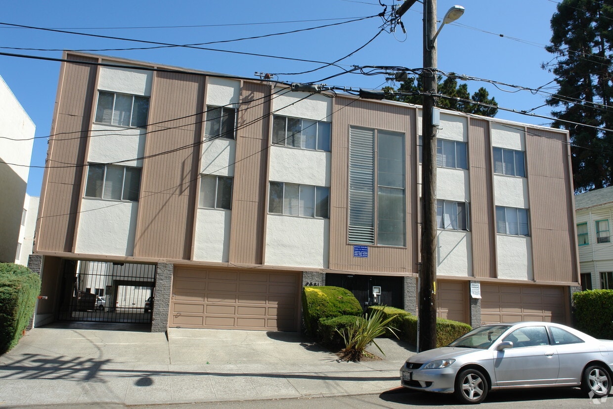 Primary Photo - 2331 Blake St