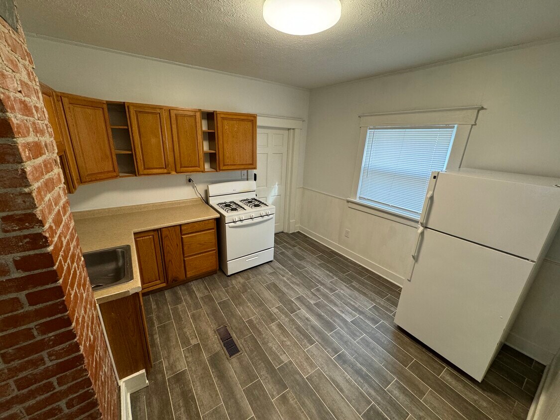 1006 Fremont St Unit 1, Manhattan, KS 66502 Apartments in Manhattan