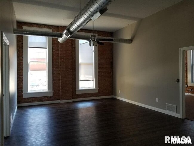Building Photo - 1534 River Dr