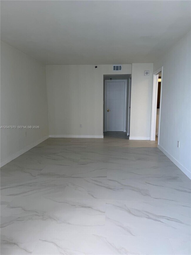 Foto del edificio - 555 NE 15th St