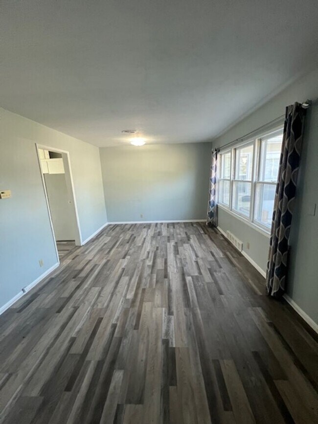 Building Photo - Spacious 4 Bedroom Duplex!!