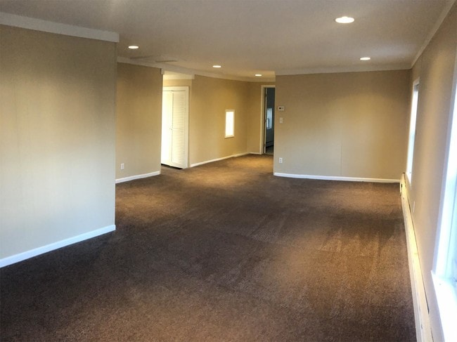 Building Photo - 445 New Paltz Rd