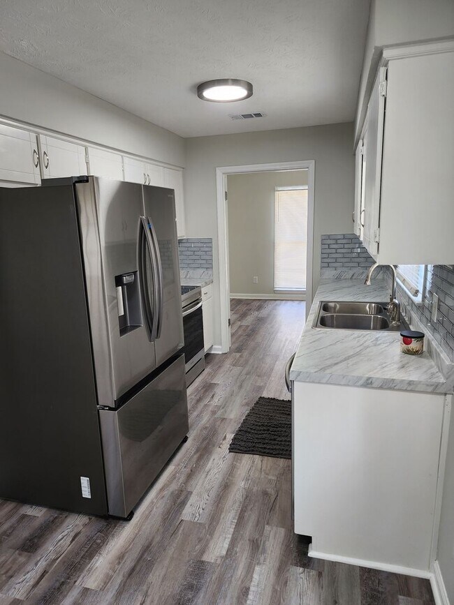 Foto del edificio - Modern Comforts: Rent at 3034 Lansing Ave