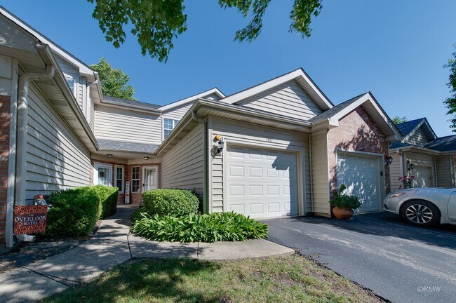 Building Photo - 1427 Fairway Dr