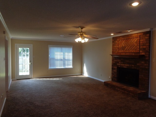 Foto del edificio - 6727 Oakmoor Cir N