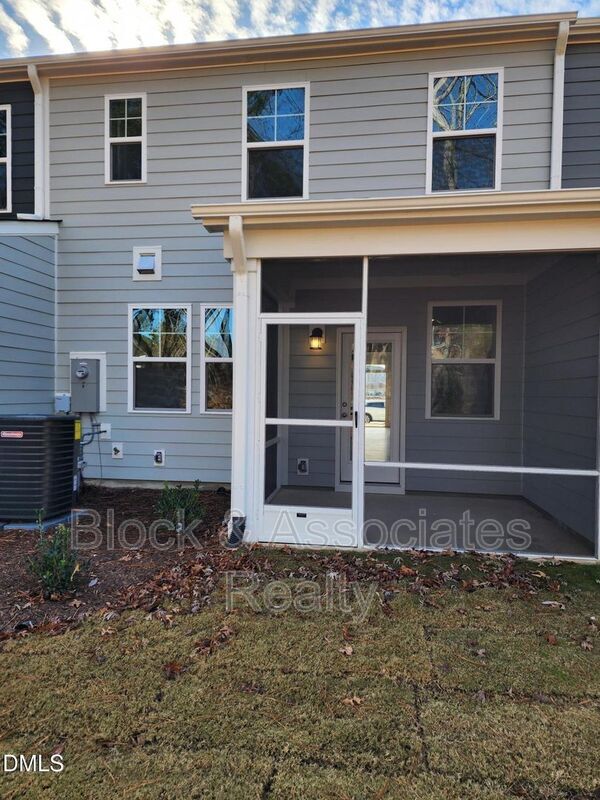 Foto del edificio - 328 Deercroft Dr