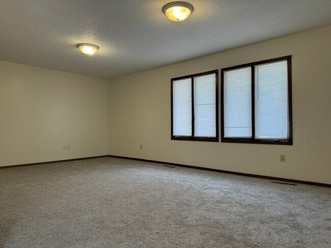 Building Photo - 1530 Sioux Ave