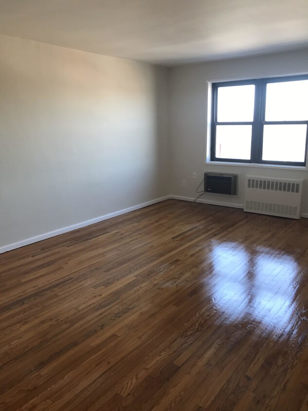 Foto principal - 259-10 Hillside Avenue