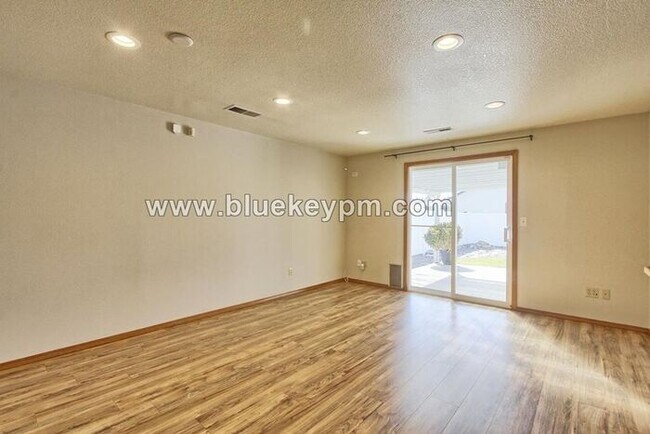 Building Photo - 3 Bed, 2 Bath Home in Orchards Welcomes La...