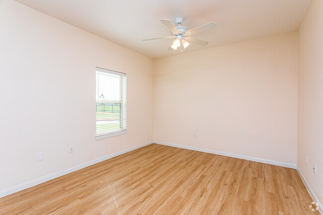 1HAB, 1BA - 645SF "The Block in Sala de estar - Midtown Weslaco Apartments