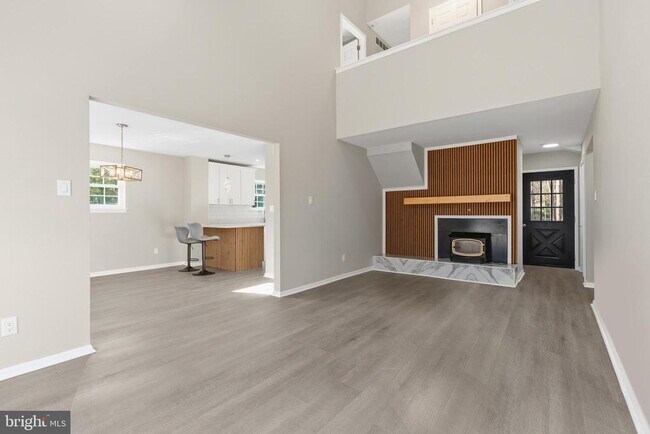 Building Photo - 221 Oak Ln