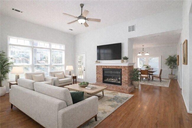 Foto del edificio - 303 Leeward Walk Ln