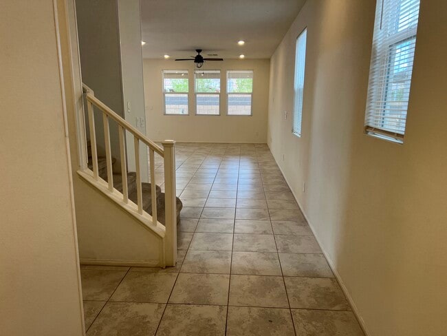 Foyer - 9198 Harbin Ave