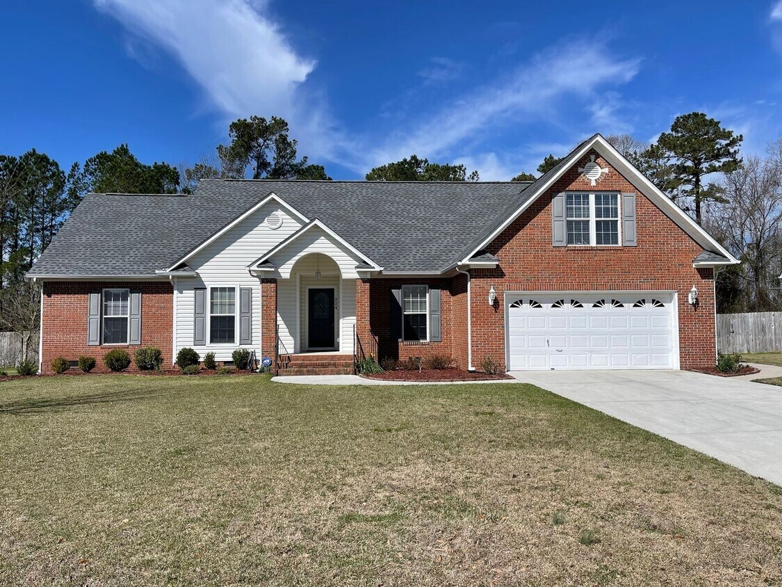 Primary Photo - Immaculate and Move In Ready on Newport!