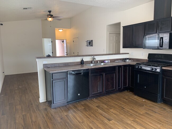Foto del edificio - 2816 Wilder Loop Northeast