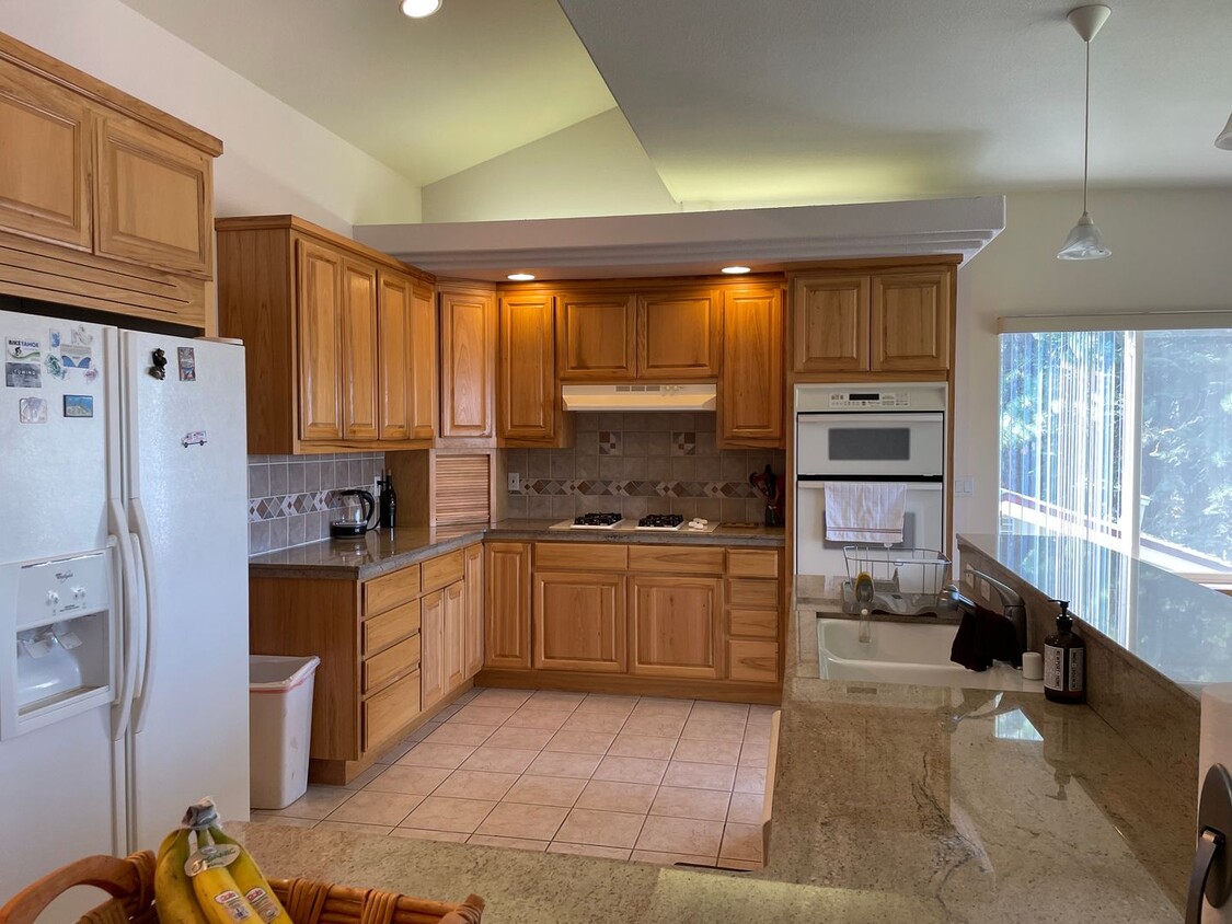 Primary Photo - Beautiful 2 bedroom home with expansive li...