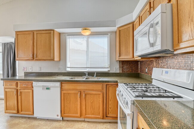 Building Photo - 1642 S Canoe Creek Dr