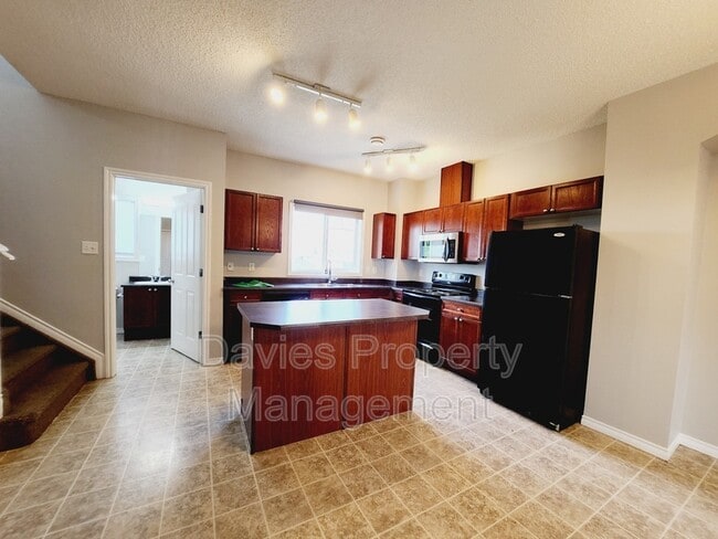 Building Photo - 3010-3033 33 Ave NW