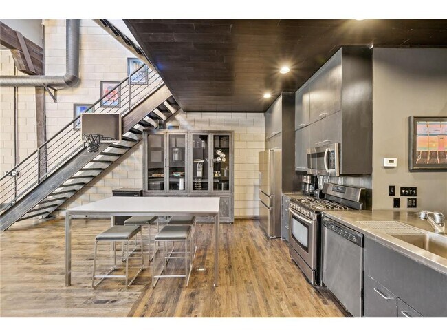 Building Photo - 801 N Washington Ave