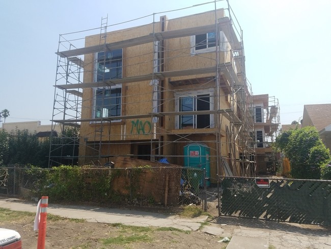 Building Photo - 756 N Ridgewood Pl