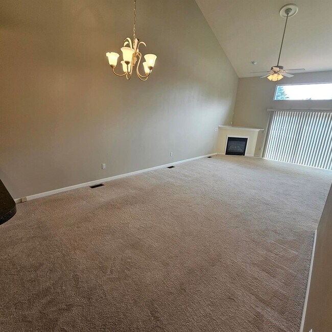 Building Photo - 3 Bedroom, 2.5 Bath Condo, Kitchen with St...