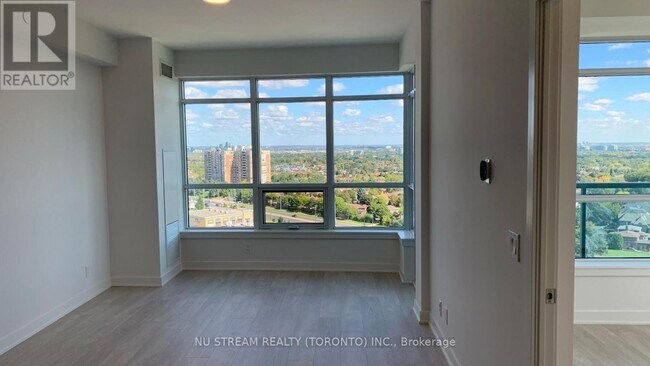 Photo du bâtiment - 50 Upper Mall Wy