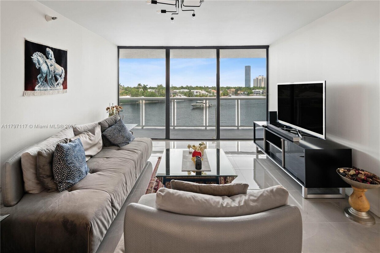 Foto principal - 20515 E Country Club Dr