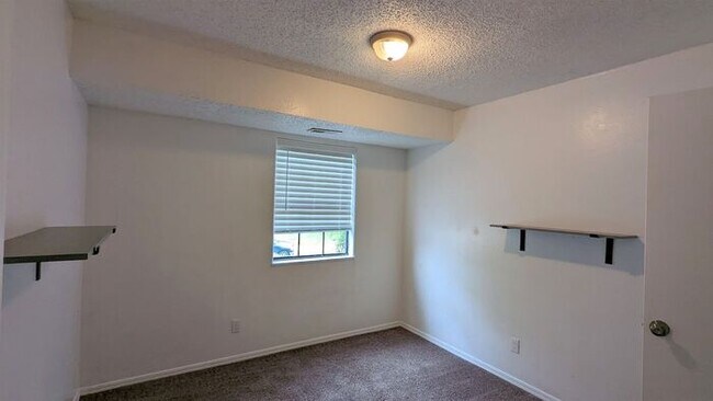 Foto del edificio - 3 Bed 2.5 Bath 2 Car Garage - Council Village Add -Bethany Ok
