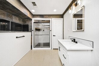 Building Photo - 15719 Baytree Dr