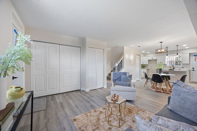 Building Photo - ***SECTION 8 ***4-bedroom, 2-bathroom end-...