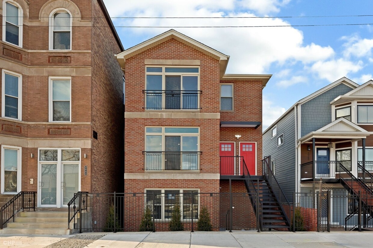 Primary Photo - 2000 S Desplaines St