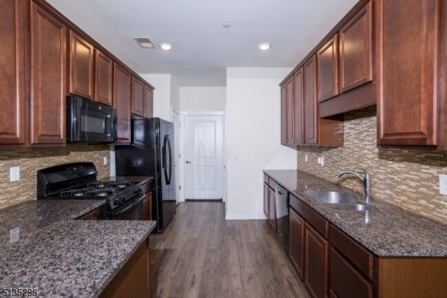 Building Photo - 203 Parkview Ln