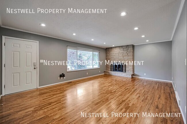 Foto del edificio - 1335 E Maplewood Cir
