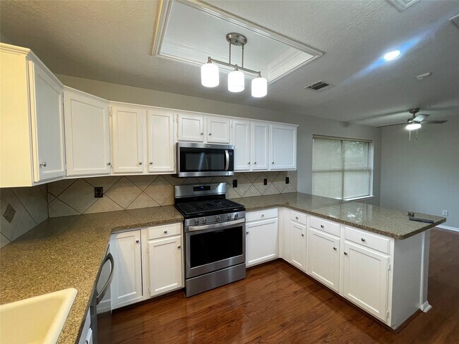 Foto del edificio - 7110 Pembrough Ln