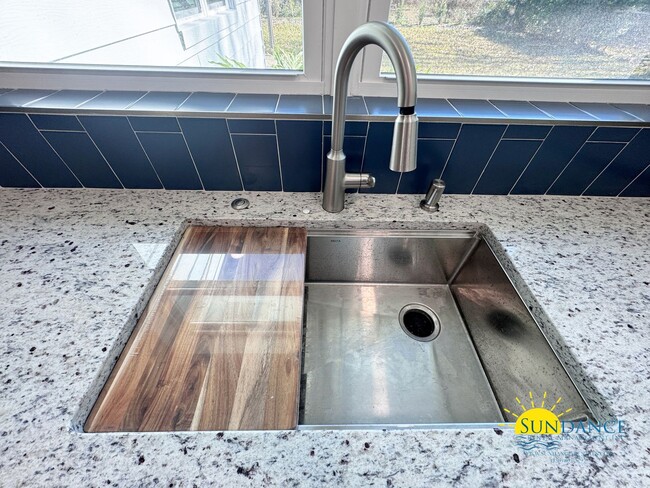 Foto del edificio - NEWLY Renovated 3 Bedroom 3 Bathroom home ...