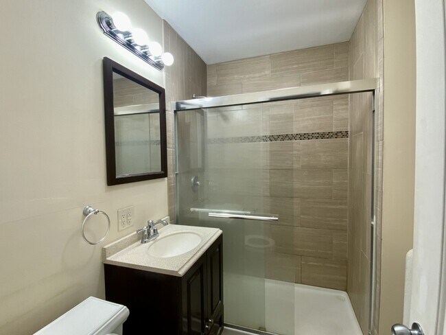 Foto del edificio - 554 Green Bay Rd