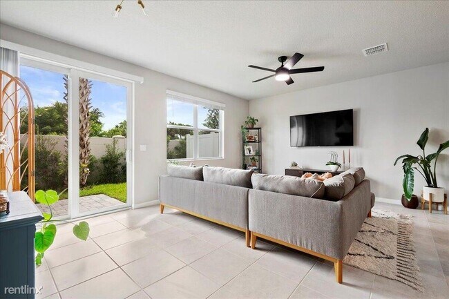 Building Photo - 3 br, 2.5 bath House - 5712 Mentmore Dr
