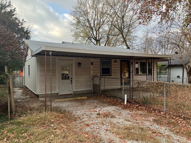 Foto del edificio - Adorable 3 Bedroom, 2 Bathroom Home with Fenced Backyard!