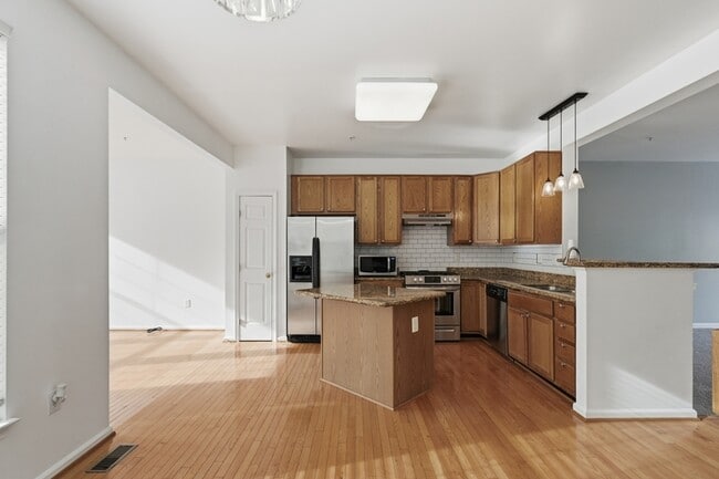 Foto del edificio - 7402 Serenade Cir