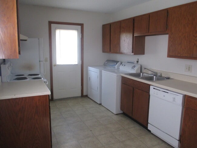 Building Photo - Central Location