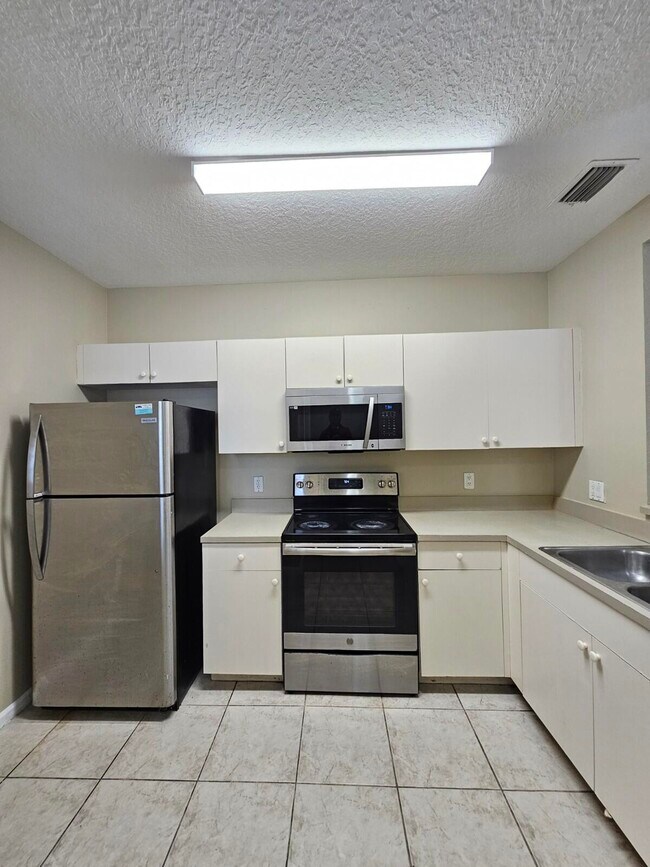 Foto del edificio - 1063 Golden Lakes Blvd