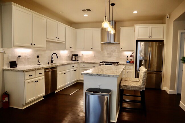 Building Photo - 3281 Crocker Dr