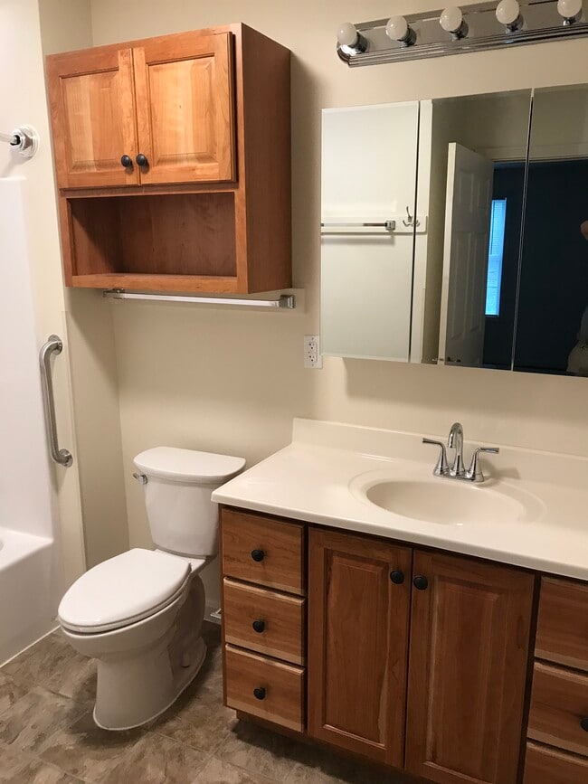 full bath - 18991 Reservoir Rd