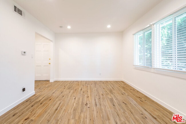 Building Photo - 1812 W Glenoaks Blvd