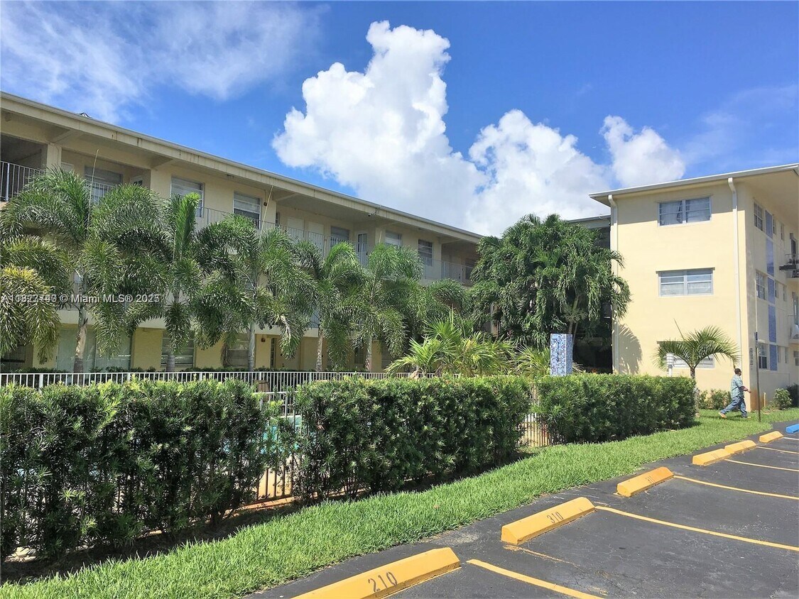 Foto del edificio - 1100 NE 1st Ct